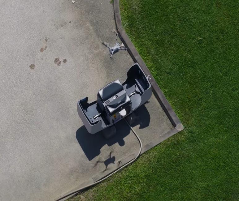 Dron iHalcón operando en una explotación avícola